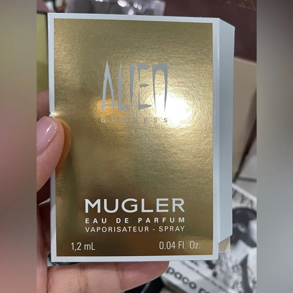 8 Items- Womens Fragrance Liquid Eau de Parfum Samples Size and Beauty Bag NEW - Picture 5 of 9